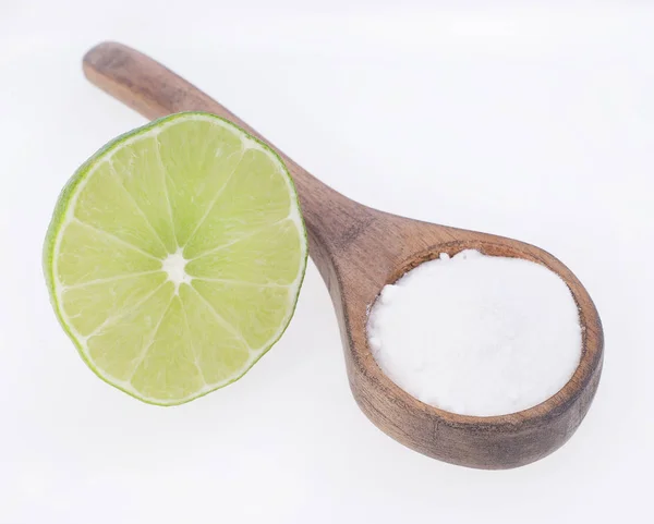 Bicarbonato de sodio y limón sobre fondo blanco — Foto de Stock