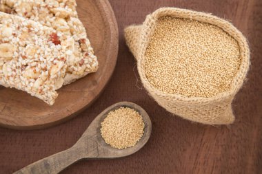 Tahıl ve bar (Amaranthus solmayan çiçek)