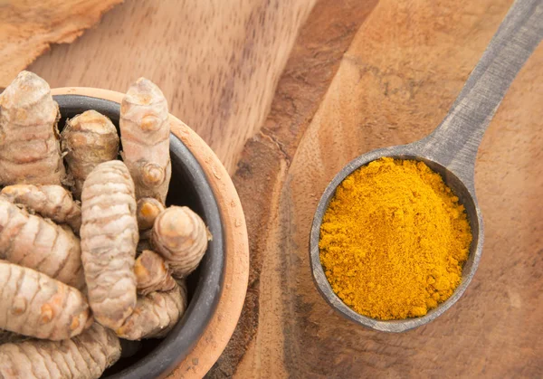 Roots and turmeric powder - Curcuma longa — Stock Photo, Image