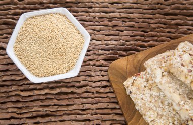 Tahıl ve bar (Amaranthus solmayan çiçek)