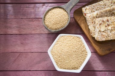 Tahıl ve bar (Amaranthus solmayan çiçek)