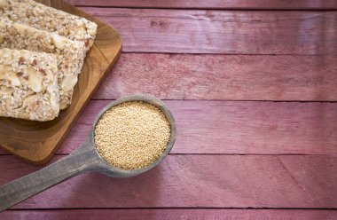 Tahıl ve bar (Amaranthus solmayan çiçek)