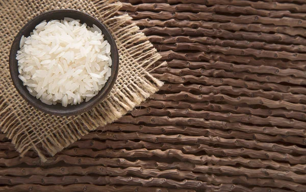 Сырой белый рис в миске - Oryza sativa — стоковое фото