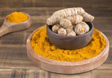 Toz ve zerdeçal kök (Curcuma longa)