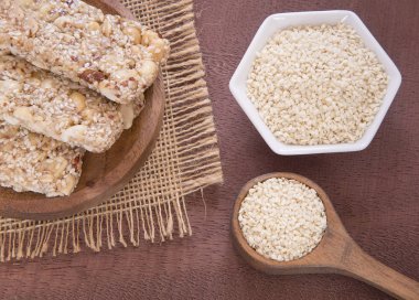 Susam ve tahıl barlar (Sesamum indicum)