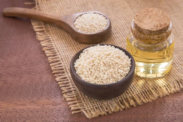 Cam Kavanoz ve susam tohumu tahta kaşık - Sesamum indicum üzerinde susam yağı