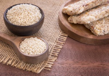 Susam ve tahıl barlar (Sesamum indicum)