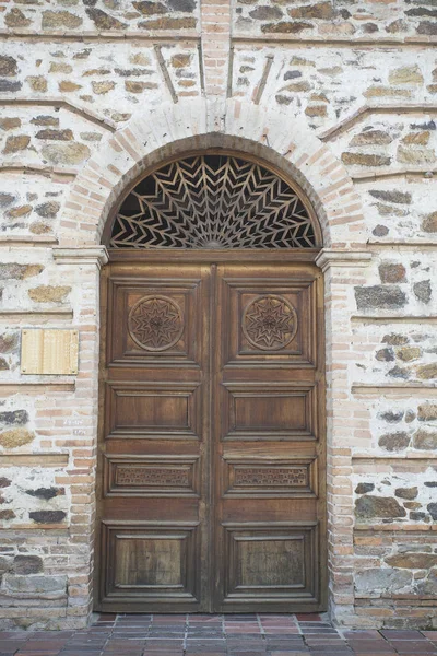 Colonial-style rustic door and facade — Stock Photo, Image