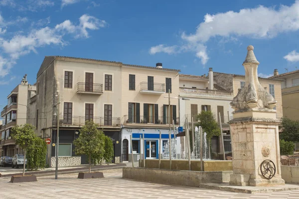 Manacor, Palma de Mallorca / İspanya - 06 Ekim 2017. Plaza de Sant Jaume. Santa Catalina mahallede bulunan.
