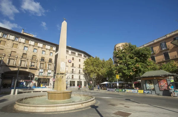 Palma de Mallorca / İspanya - 08 Ekim 2017. Kaplumbağaları Çeşmesi. Dikilitaş kaplumbağalar tarafından desteklenen ve bir yarasa taç