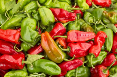 Piyasada kırmızı ve yeşil biber