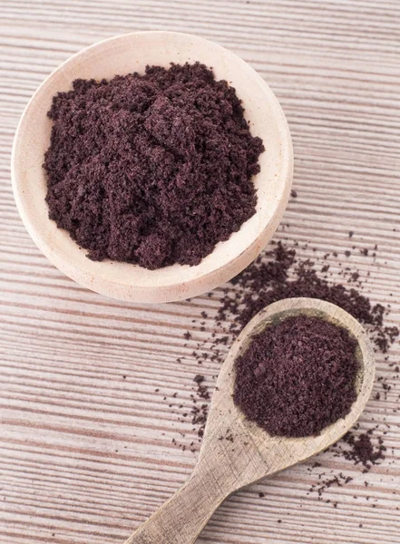 Acai pulver på träsked (Euterpe oleracea) — Stockfoto