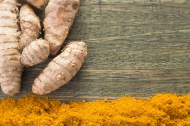 Kökleri ve zerdeçal tozu (Curcuma longa)