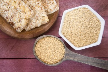 Tahıl ve bar (Amaranthus solmayan çiçek)