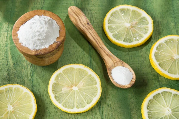 Limón y bicarbonato de sodio sobre mesa de madera — Foto de Stock