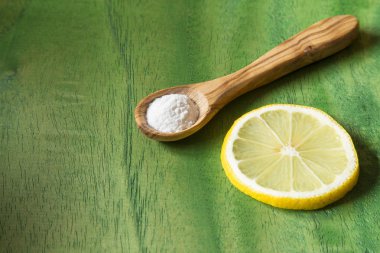 Limon ve ahşap masa üzerinde kabartma tozu