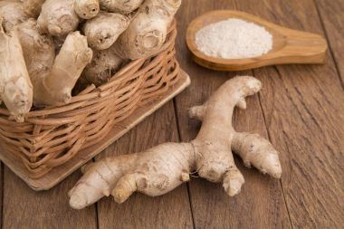 Taze dilimlenmiş zencefil kökü ve zemin ahşap arka plan - Zingiber officinale zencefil