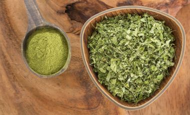 Yaprakları ve moringa tozu (Moringa oleifera)