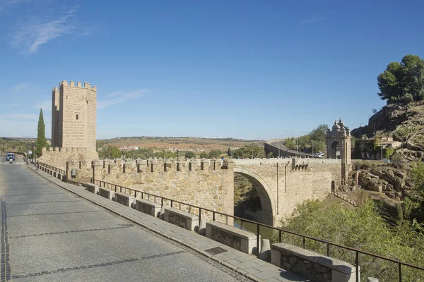 Toledo, Castilla - La Mancha / Spain. October 19, 2017. Bridge de Alcantara is one of the gateways to the city. — Stock Photo, Image