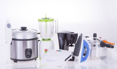 Tarafsız bir arka plan üzerinde mutfak aletleri