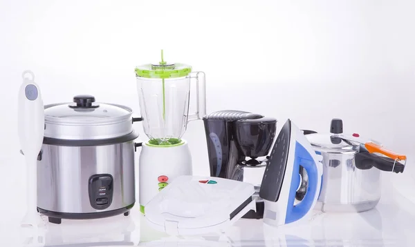 Tarafsız bir arka plan üzerinde mutfak aletleri