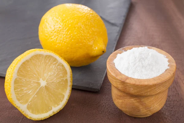 Limón y bicarbonato de sodio sobre mesa de madera — Foto de Stock