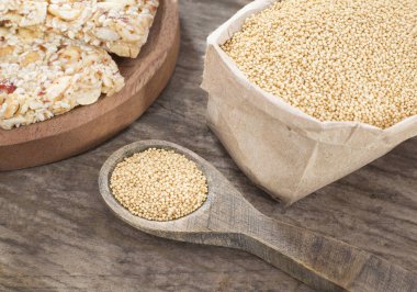 Tahıl ve bar (Amaranthus solmayan çiçek)