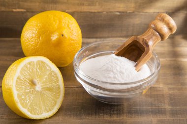 Limon ve ahşap masa üzerinde kabartma tozu