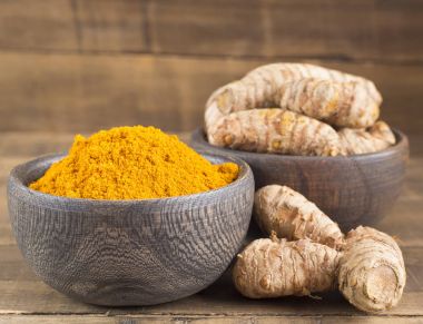 Kökleri ve zerdeçal tozu (Curcuma longa)