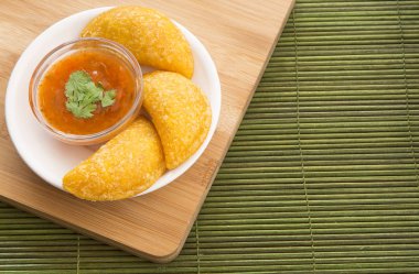 Kolombiyalı empanada baharatlı sos ile