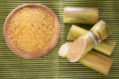 Ahşap masa - Saccharum officinarum üzerinde şeker kamışı