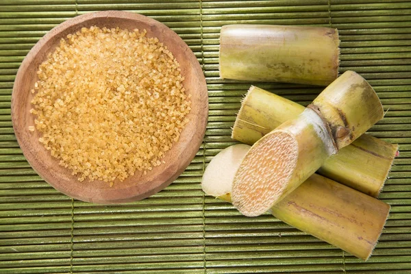 Ahşap masa - Saccharum officinarum üzerinde şeker kamışı