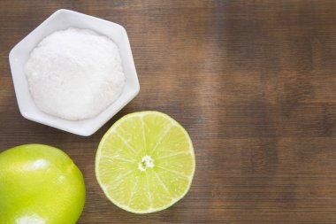 Limon ve ahşap masa üzerinde kabartma tozu