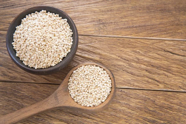 Quinoa tohumları kaşık ve ahşap kase, görüntülemek yukarıdan