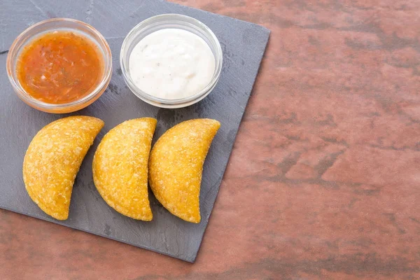 Kolombiyalı empanada baharatlı sos ile