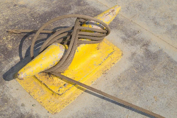 Liegeplatz Poller Mit Seil Auf Pier Meer — Stockfoto