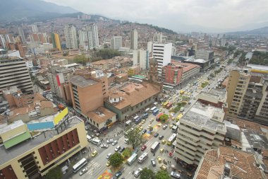 Medelln, Antioquia / Kolombiya - 02 Şubat 2017. Avenida oryantal, kentin en önemli yolu.