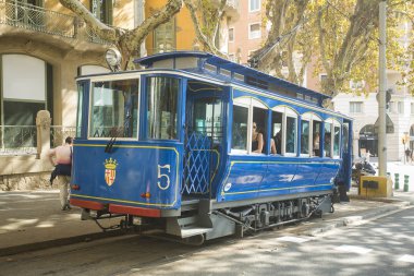 Barcelona, İspanya - 15 Ekim 2017. Mavi tramvay Tibidabo Avenue tren istasyonu Tibidabo füniküler ile bağlamak için 1901 yılında açıldı