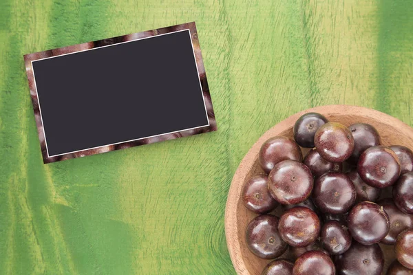 Kase Üzerinde Ahşap Masa Plinia Cauliflora Jaboticaba — Stok fotoğraf