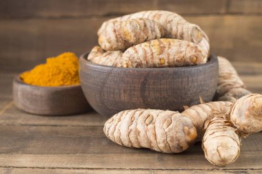 Kökleri ve zerdeçal tozu masada - Curcuma longa