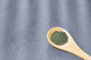 Spirulina tozu rustik arka planda (Spirulina)