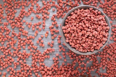 Bir kase içinde çiğ kırmızı organik Annatto tohum