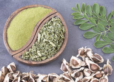 Taze yaprakları, toz ve moringa tohumlar - Moringa oleifera