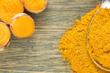 Toz ve organik curcuma - Curcuma longa kökleri