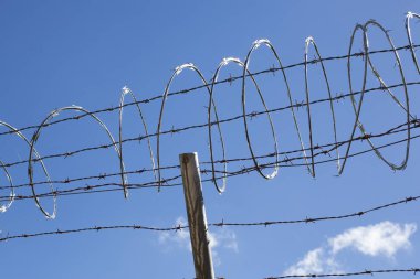 Emanet dikenli tel üzerinden mavi gökyüzü