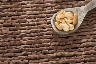 Ahşap arka plan - Arachis hypogaea üzerinde tost fıstık