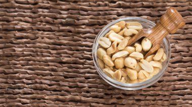 Ahşap arka plan - Arachis hypogaea üzerinde tost fıstık