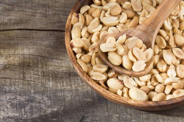 Ahşap arka plan - Arachis hypogaea üzerinde tost fıstık