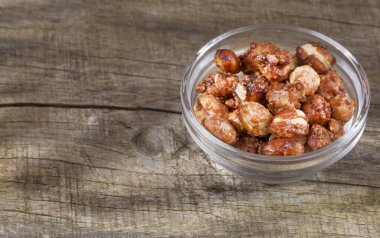 ahşap arka plan üzerinde şekerli fıstık