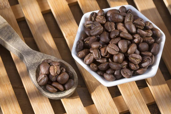 Καβουρδισμένο Καφέ Για Ξύλινο Φόντο Coffea — Φωτογραφία Αρχείου
